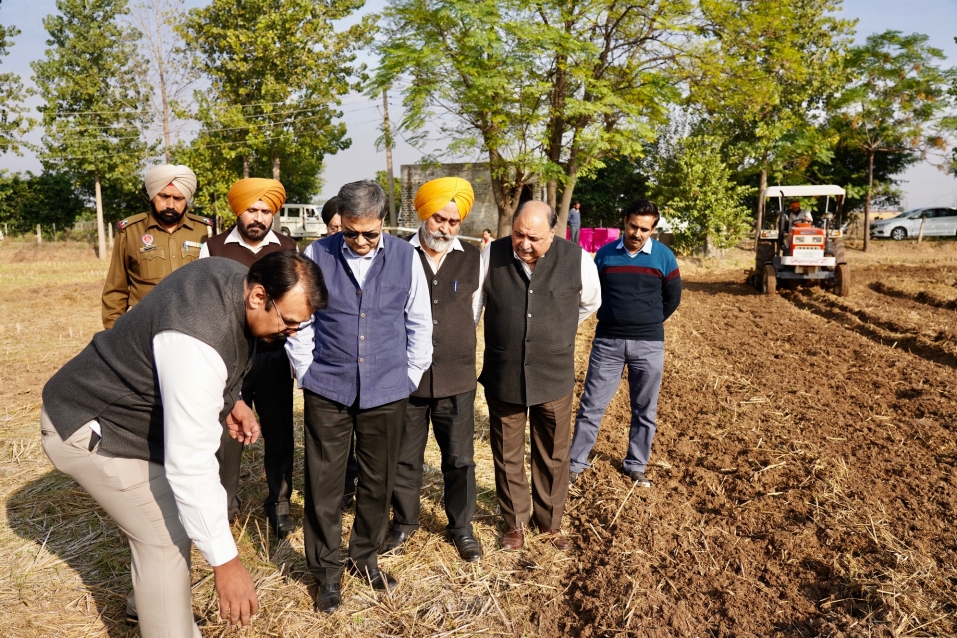पंजाब कृषि विश्वविद्यालय फ़सल के अवशेष को तेज़ी से खेतों में गला देने की तकनीक का वैज्ञानिक ढंग से अध्ययन करेगी